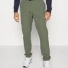 Lyle & Scott Golf Trousers - Broek - Cactus Green 1 Lyle & Scott Golf Trousers - Broek - Cactus Green -Herenmode 347cf774f20f407ca2fe7bd51a430a2e
