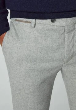 Hackett London Broken Twill Trs - Broek - Light Grey 11 Hackett London Broken Twill Trs - Broek - Light Grey -Herenmode 7267bd1bba90424bb9c0988b90ba15b6