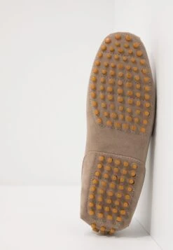 Pier One Unisex - Mocassins - Taupe 12 Pier One Unisex - Mocassins - Taupe -Herenmode c5f4c97fe8f2408ba40fa709d094740e